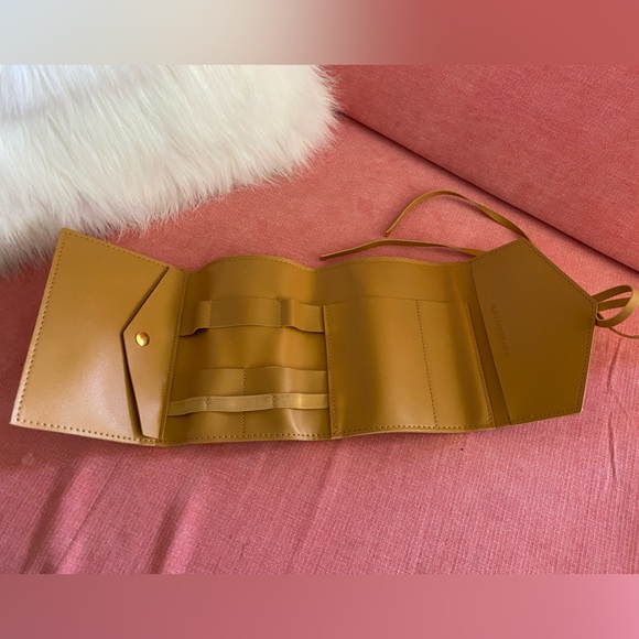 Glass Ladder & Co “Katherine” Tech Organizer - Picture 2 of 6